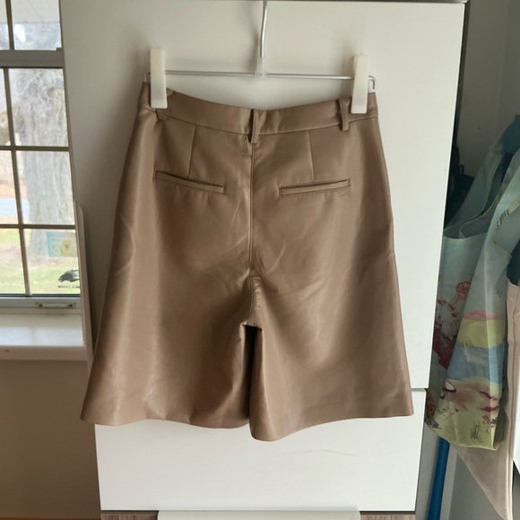 Wilfred Tan Women's Bermudas. Pleather. Size 4 - Picture 2 of 5